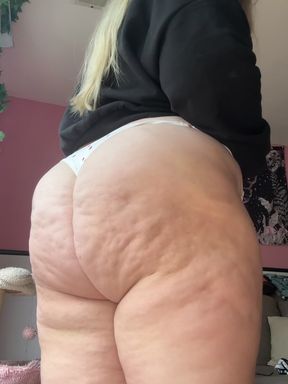 Teeny bopper flaunts her juicy ass and tits