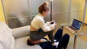 Gamer Kira in leggings uses her chair slave while playing