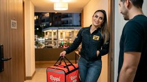 ep 1 valeria, hermosa repartidora latina, es invitada a entrar a el apartamento de unos de sus clientes, no se resiste y termina follando sin piedad