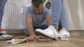 Crushing stuff and his hands while blindfolded! (small version)