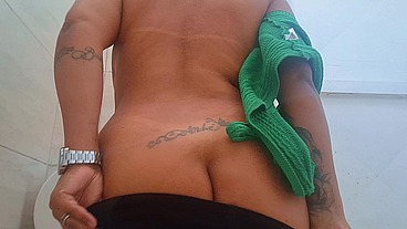 Corno Feliz Exibindo Sua Esposa Deliciosa: Pés, Coxas e Corpo Todo da Puta