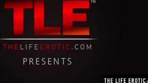 ”Lavish blonde Cayla fingers her perfect cunt”