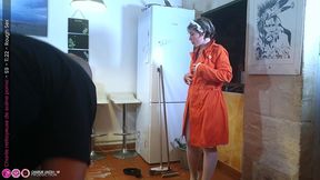 demonter le cul sur le carrelage d une scene porno dirty porn cleaner