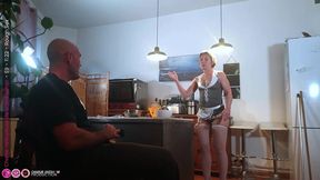 demonter le cul sur le carrelage d une scene porno dirty porn cleaner