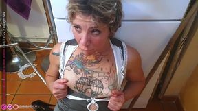 demonter le cul sur le carrelage d une scene porno dirty porn cleaner