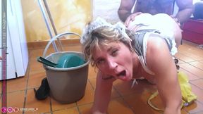 demonter le cul sur le carrelage d une scene porno dirty porn cleaner