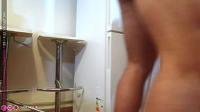 demonter le cul sur le carrelage d une scene porno dirty porn cleaner