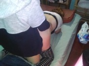 Pongo de perrito a a mi vecina y le bajo la calza y le corro el hilo para follarla