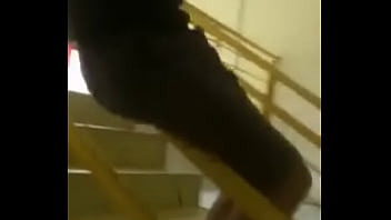 Magr&atilde_o autista deslizando no grosso