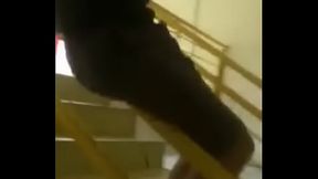 Magr&atilde_o autista deslizando no grosso