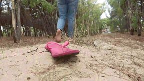 Walking in Flip Flops MP4 (1920x1080) FHD