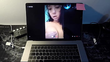 Actriz porno milf espa&ntilde_ola se folla a fan por webcam. Esta madurita sabe sacar bien la leche a distancia. Leyva Hot ctdx