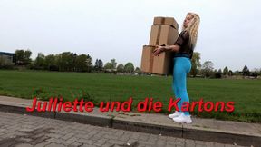 Bra-less Julliette destroys boxes - BHlose Julliette zerstört Kartons