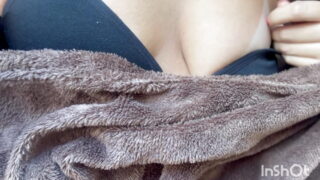 Eine Schönheit mit großem Kitzler lässt sich ihren engen Arsch hart durchficken.