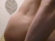 Худой русский парень дрочит