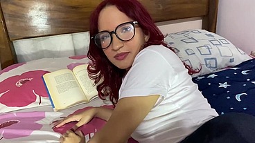 entrando al cuarto de mi hijastra y sigue con su uniforme me gusta verla y tocarla hasta que me chupe la polla