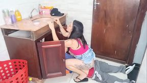 dona de casa casada seduz o encanador com uma saia curta sem calcinha