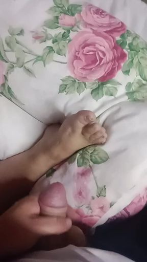Secretly Jacking off to Stepmom's Foot
