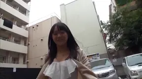 Teen amateur Kokoro Haiya masturbates inside a car