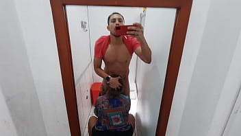 Mi amiga me chupa la verga en un ba&ntilde_o publico