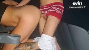 Um corno leva a sua esposa ao cinema adulto pela primeira vez.