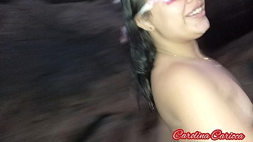 Aprontando muito na praia de nudismo