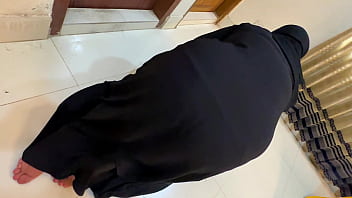 Arab Huge Ass Hot Stepmom Stuck Under My Bed Just Then i see her Big Thick Booty &amp_ Masturbat