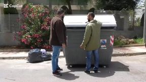Dos vagabundos me pidieron dinero… no les di nada, pero acabaron dándomelo todo 😏
14 min de puro morbo callejero.
Solo para los que aguantan hasta el final…

Two homeless guys asked me for money… I …
