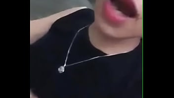 hai em g&aacute_i đi đường sờ vếu nhau