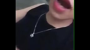 hai em g&aacute_i đi đường sờ vếu nhau