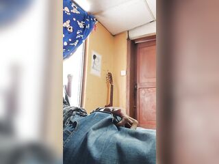 Stud just giving himself a worthy masturbation on his knob