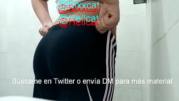 Joven morrita muestra sus nalgas