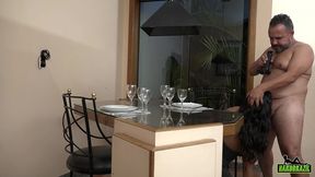 estava me preparando para comer e ele vem me servir com uma rola - alice chilena - binho ted