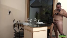 estava me preparando para comer e ele vem me servir com uma rola - alice chilena - binho ted