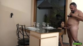 estava me preparando para comer e ele vem me servir com uma rola - alice chilena - binho ted