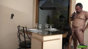 estava me preparando para comer e ele vem me servir com uma rola - alice chilena - binho ted