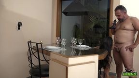 estava me preparando para comer e ele vem me servir com uma rola - alice chilena - binho ted