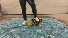 Sneaker-Girl Clara - Toy Excavator Crush