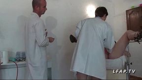 FFM Cette mature francaise se fait peter le cul chez le gyneco