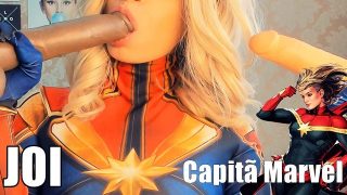 Ragazza cosplay di Captain Marvel che succhia dildo e fa JOI