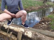 Polska gorąca mamuśka masturbuje się nad rzeką