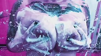 Curvy Girl washes her huge tits with soap and rubs them on the glass