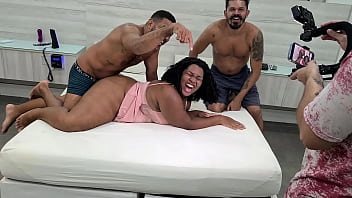 Bastidores da grava&ccedil_&atilde_o com a novinha bbw mulata dando cu e buceta e ganhando muito leite