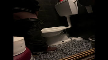 Pissing in a club&#039_s toilets