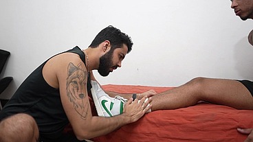 ESFREGANDO A SOLA DOS PÉS NA CARA DO SUBMISSO