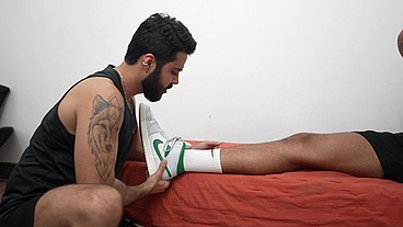 ESFREGANDO A SOLA DOS PÉS NA CARA DO SUBMISSO