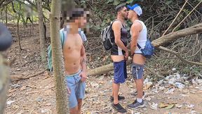 seguranca do parque flagrou 2 homens comendo o garoto e nao fez nada