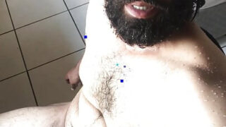 Para pria tua yang sedang masturbasi mengelus penis besar mereka sebelum melakukan seks anal sesama jenis yang intens.