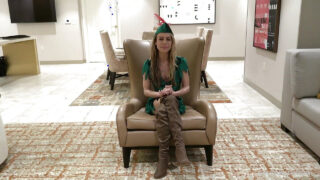 Summer Vixen se fait bourrer le cul avec un plug anal avant une chaude éjaculation anale.