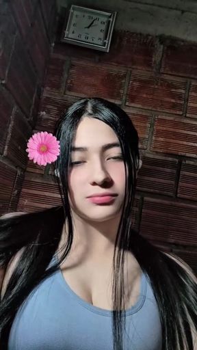 Colombian influencer masturbates for her fans